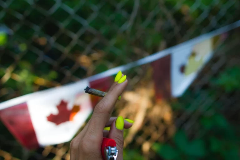 Making recreational use of cannabis is allowed in Canada since 2018. In the picture, someone is smoking in a backyard.