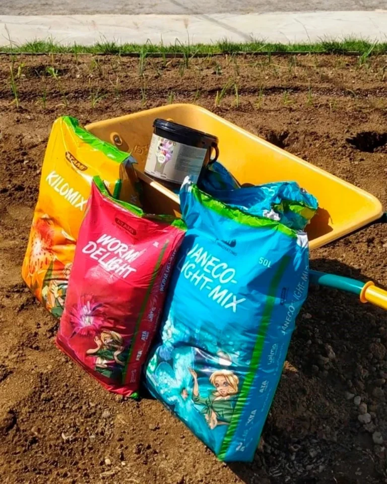 Helpers to keep your garden soil in perfect condition for the best harvests. Add an extra layer of compost and soil improvers: Worm Delight and Upgrade.